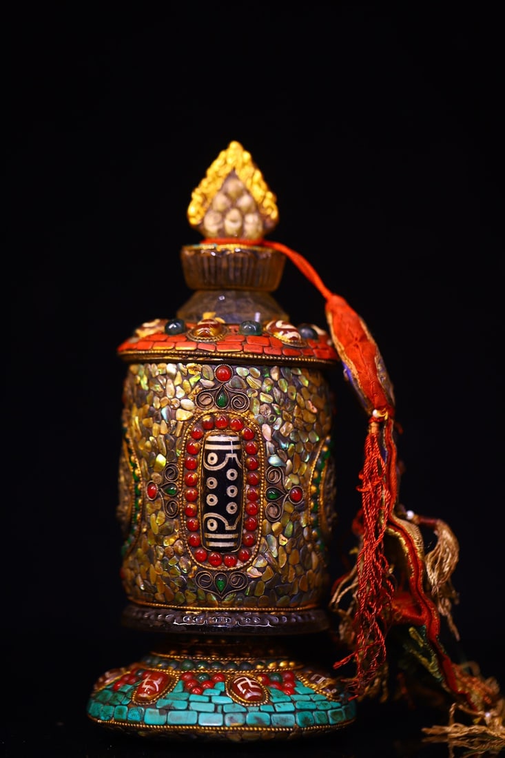 An Exquisite Crystal Inlaid Dzi Bead and Gems Jar: An Exquisite Crystal Inlaid Dzi Bead and Gems Jar,Qing Dynasty,China,Size:8.7inx3.7in,Weight:1100g水晶镶天珠和宝石罐,中国清É