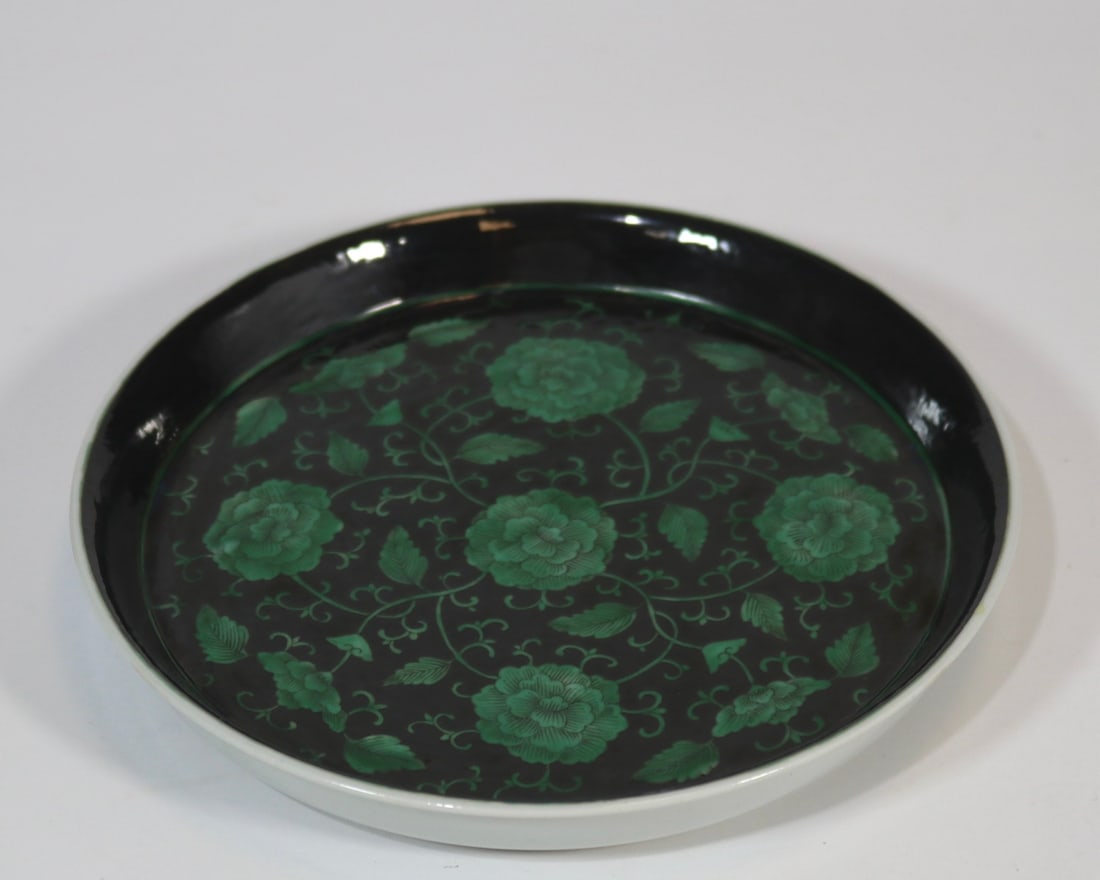 An Exquisite Black Ground Green Color Lotus Pattern Plate: An Exquisite Black Ground Green Color Lotus Pattern Plate,Qing Dynasty, China,Kangxi Six-character Mark,Size:6.3in黑地绿彩缠枝莲纹盘,中Þ