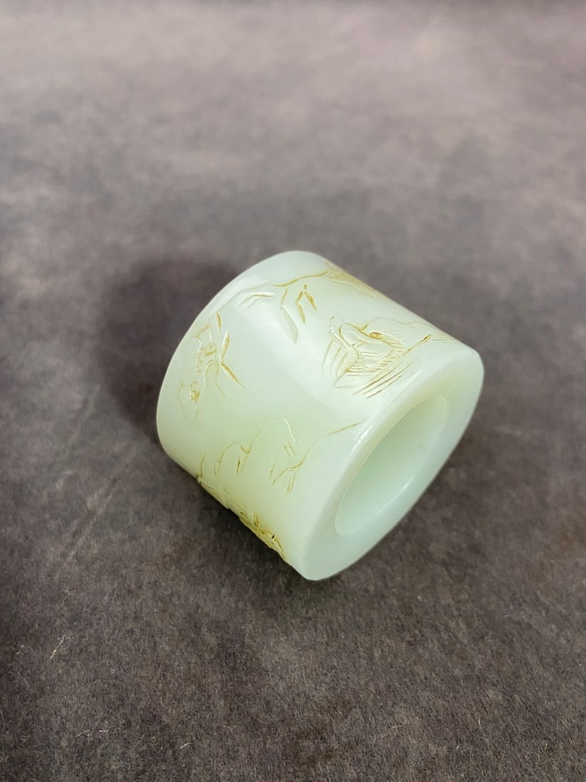 An Exquisite White Jade Landscape and Figure Pattern Fingerstall: An Exquisite White Jade Landscape and Figure Pattern Fingerstall,Qing Dynasty,China,Size:1.1inx0.9in,Weight:50g白玉山水人物纹扳指,中国