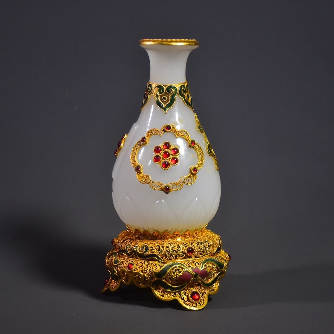 An Exquisite Filigree and Gilding Inlaid Glass Vase,Inlaid Gems: An Exquisite Filigree and Gilding Inlaid Glass Vase,Inlaid Gems,Qing Dynasty,China,Qianlong Four-character Mark,Size:6.7inx3.1in,Weight:286g花丝鎏金镶琉璃