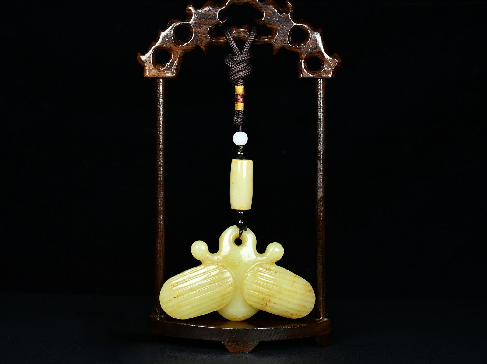 An Exquisite Yellow Jade Cicada-Shaped Pendant (1 of 9)
