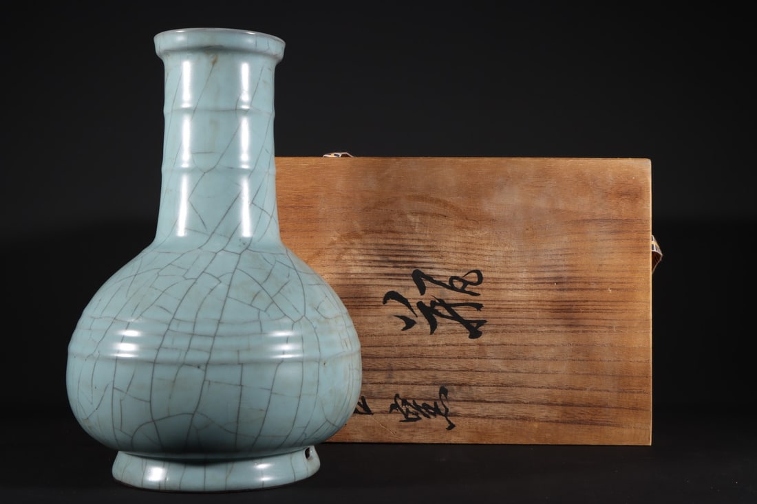 An Exquisite Guan yao Celadon Glazed Vase: An Exquisite Guan yao Celadon Glazed Vase,Song Dynasty,China,Size:10.4inx7.1in官窑青釉瓶,中国宋代,Size:26.4cmx18cm