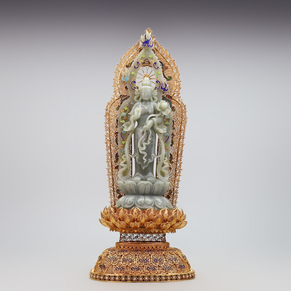 A Huge Filigree and Gilding Inlaid White Jade Statue of Avalokitesvara Ornament: A Huge Filigree and Gilding Inlaid White Jade Statue of Avalokitesvara Ornament,Qing Dynasty,China,Qianlong Four-character Mark,Size:16.3inx6.7inx4.8in,Weight:1500g花丝鎏金&