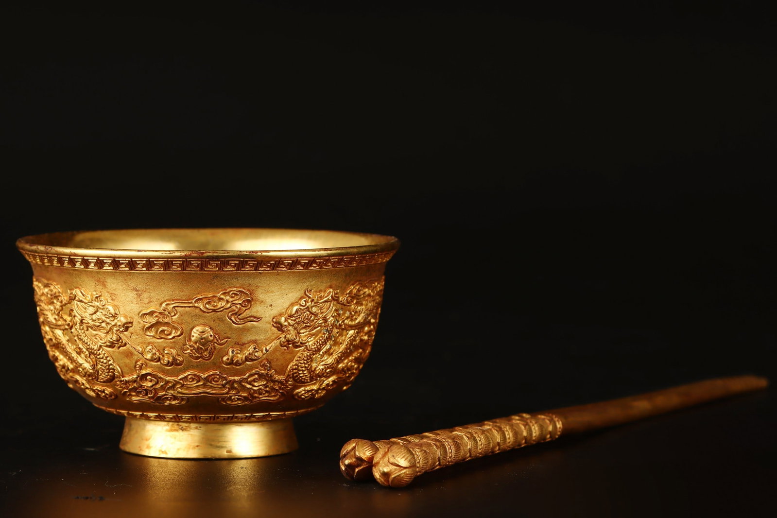 A Set of Fine Gilt Bronze Auspicious Cloud and Dragon Pattern Chopsticks and Bowl: A Set of Fine Gilt Bronze Auspicious Cloud and Dragon Pattern Chopsticks and Bowl,Ming Dynasty,China,Jiajing Four-character Mark,Size:(Bowl)2inx3.5in,(Chopsticks)9.4in,Total Weight:270g一套