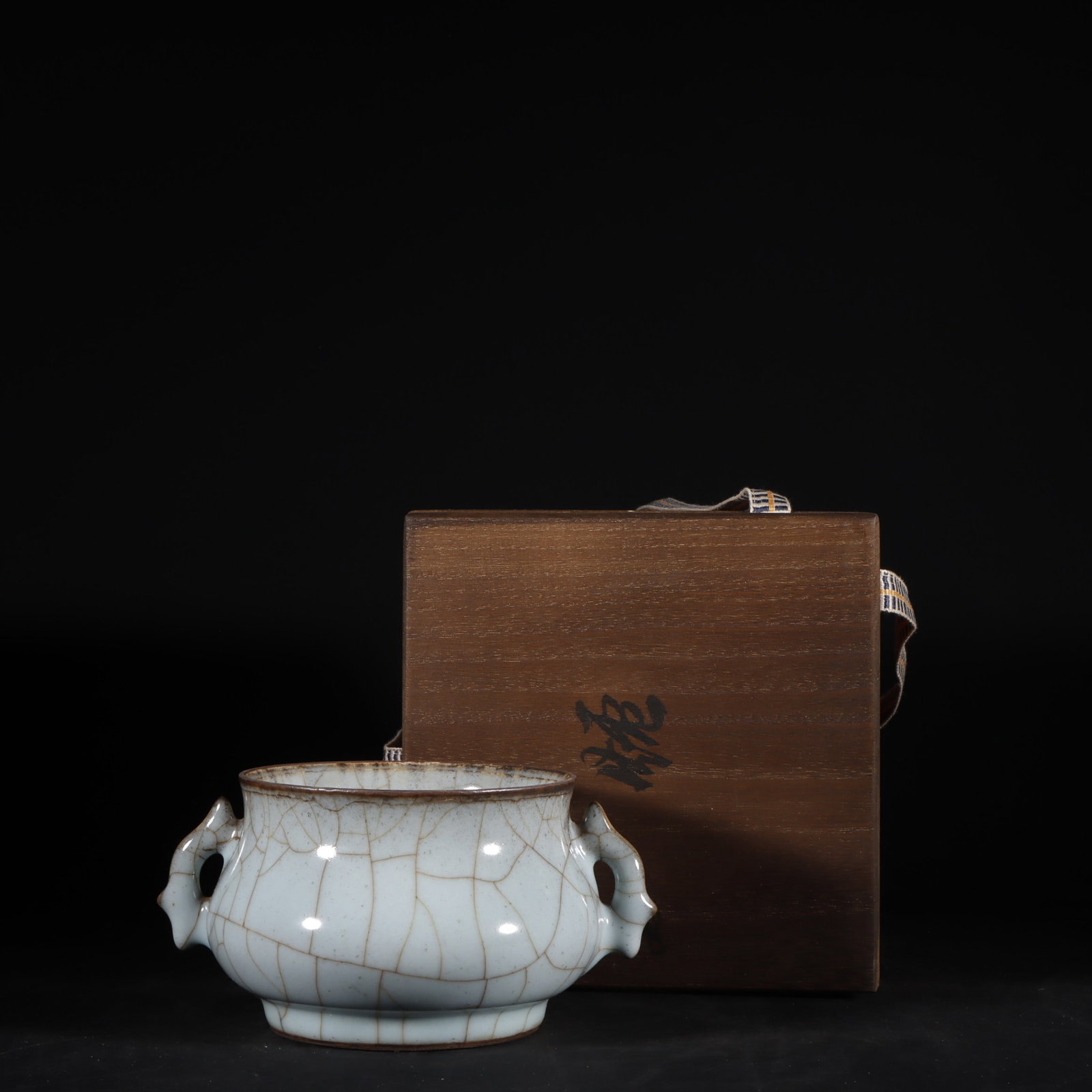 An Exquisite Guan yao Celadon Glazed Double-Ears Censer: An Exquisite Guan yao Celadon Glazed Double-Ears Censer,Song Dynasty,China,Royal Court Mark,Size:2.8inx5.7in官窑粉青釉双耳香炉,中国
