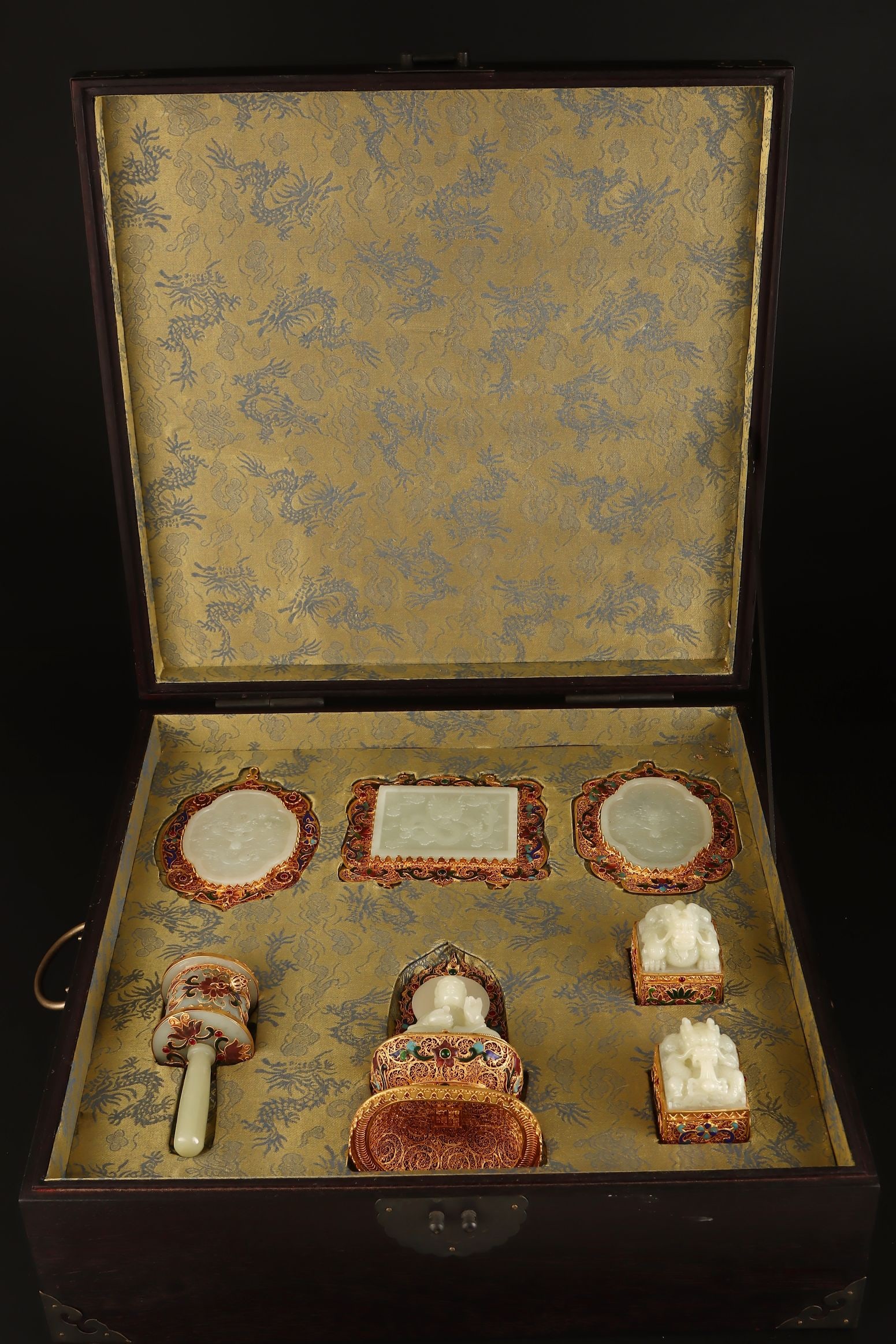 A Set of Fine Filigree and Gilding Inlaid White Jade Dragon Pattern Ornaments,With Poem,Inlaid Gems: A Set of Fine Filigree and Gilding Inlaid White Jade Dragon Pattern Ornaments,With Poem,Inlaid Gems,Qing Dynasty,China,Qianlong Four-character Mark,Size:(Box)13.8inx13.8inx6.7in,6.1inx4.3in,(Middle)5.