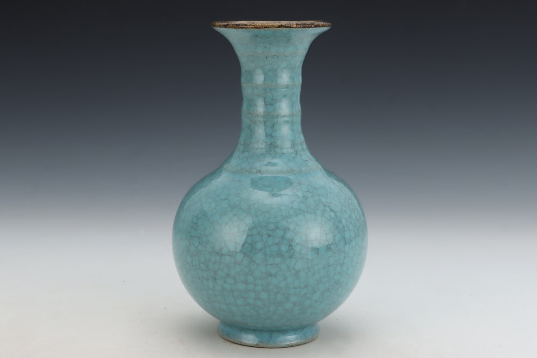An Exquisite Ru yao Sky Blue Glazed Cover with Gold Vase: An Exquisite Ru yao Sky Blue Glazed Cover with Gold Vase,Song Dynasty, China,Royal Court Mark,Size:7inx4.2in汝窑天蓝釉金口瓶,中国宋