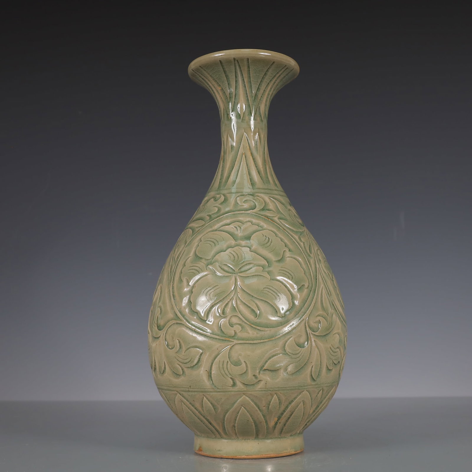 A Exquisite Yao zhou yao Flower Pattern Vase: A Exquisite Yao zhou yao Flower Pattern Vase Song Dynasty, China Size:5.5inx5.5inx11in Weight:1200g耀州窑花卉纹瓶 中国宋代 Size:14cmx1