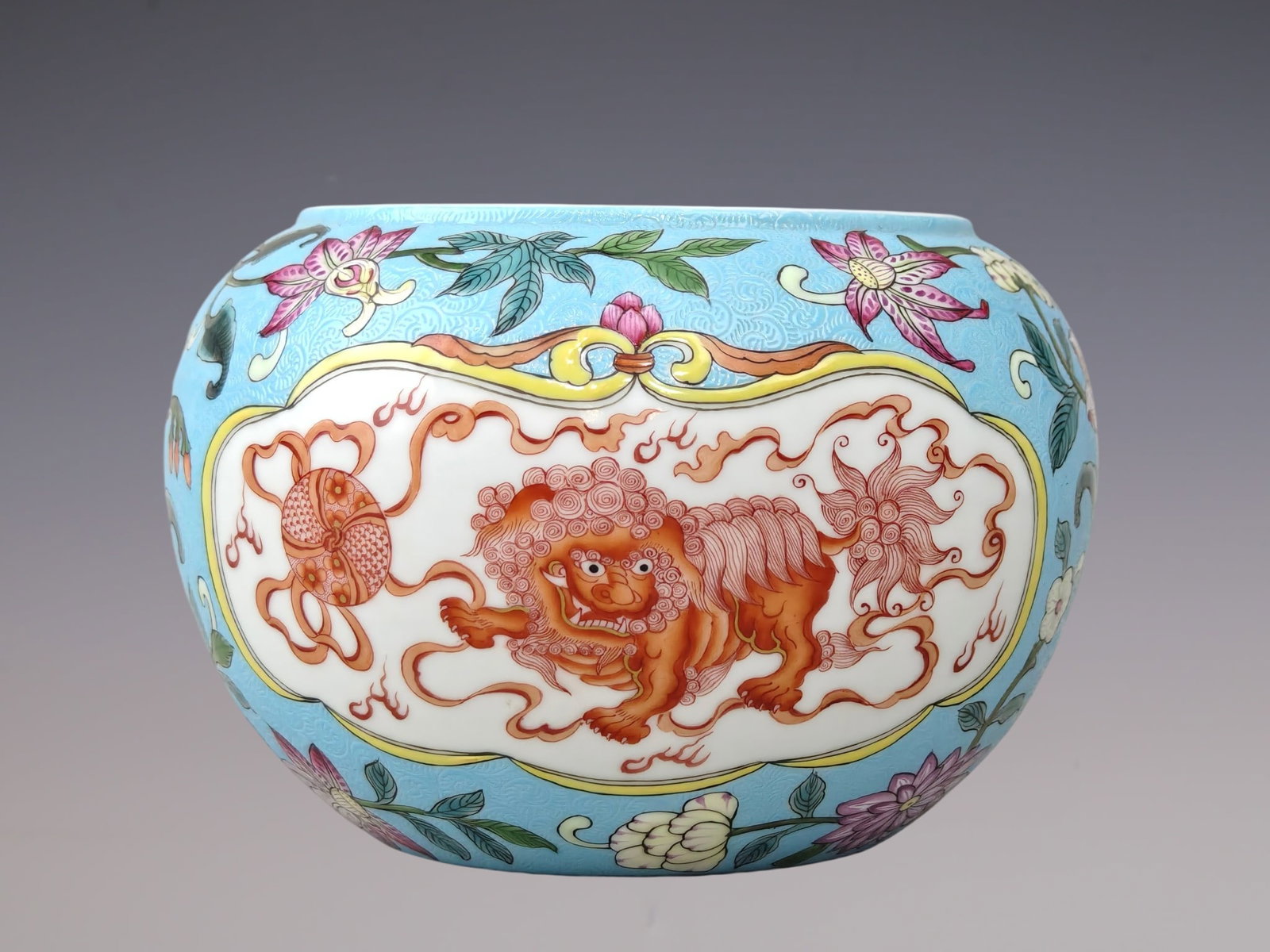 An Exquisite Famille-Rose Turquoise Ground Iron-Red Glazed Lotus and Lion Pattern Brush Washer: An Exquisite Famille-Rose Turquoise Ground Iron-Red Glazed Lotus and Lion Pattern Brush Washer,Qing Dynasty, China,Yongzheng Six-character Mark,Size:3.4inx5.1in粉彩松石绿