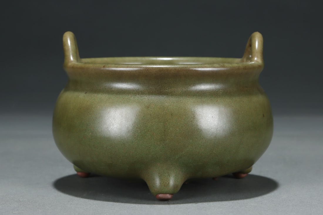 An Exquisite Celadon Double-Ears and Tripod Censer,With an Imperial Poem by Emperor Qianlong (1 of 7)