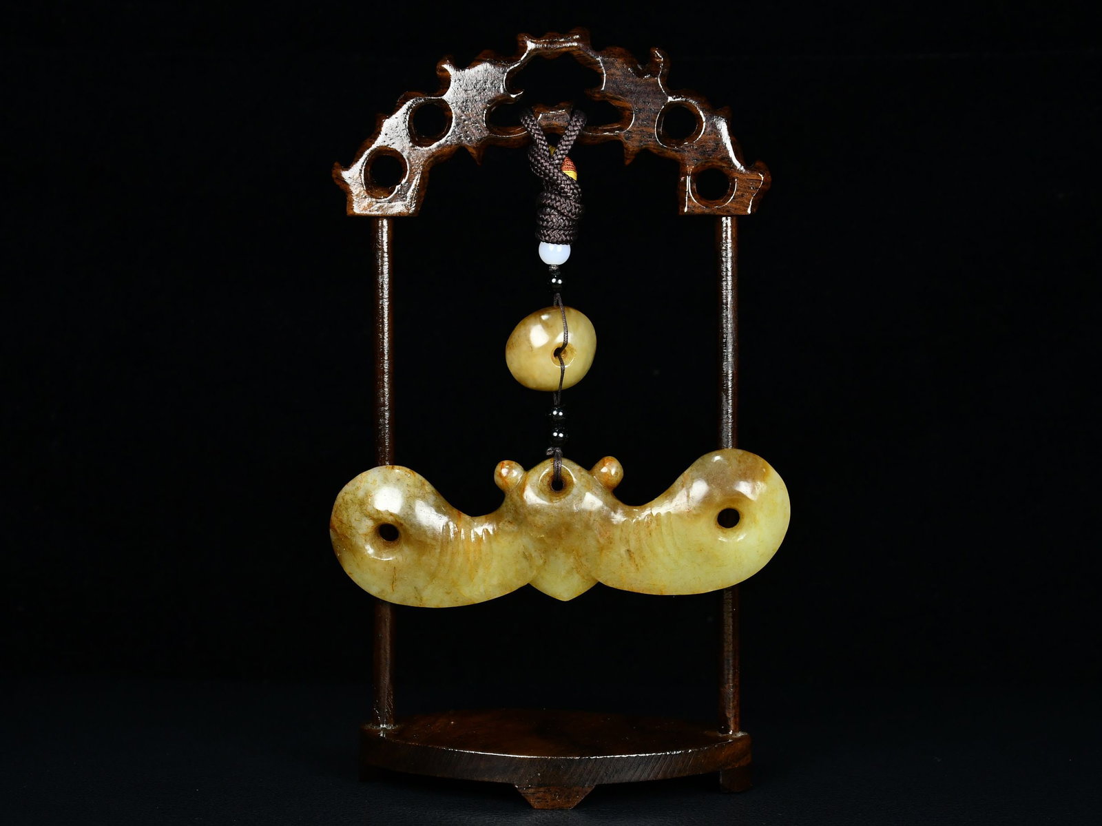 An Exquisite White Jade Bats Pendant: An Exquisite White Jade Bats Pendant,Qing Dynasty, China,Size:3inx4.5in,Weight:89g白玉蝙蝠挂件,中国清代,Size:7.5cmx11.5cm,Weight:89g