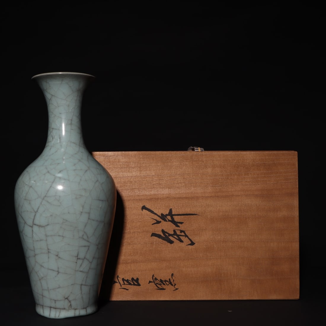 An Exquisite Guan yao Celadon Glazed Vase: An Exquisite Guan yao Celadon Glazed Vase,Song Dynasty,China,Size:11.4inx4.7in官窑青釉瓶,中国宋代,Size:29cmx12cm