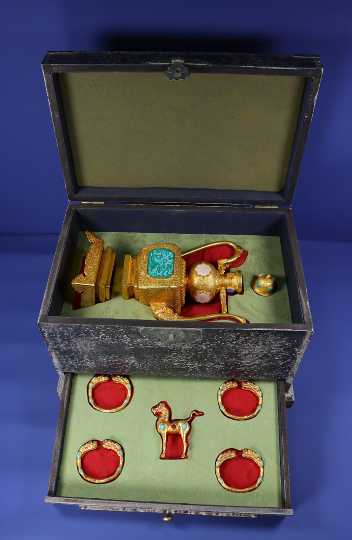 A Set of Rare Gilt Bronze Inlaid Turquoise Ewer and Bracelets,Inlaid Gems: A Set of Rare Gilt Bronze Inlaid Turquoise Ewer and Bracelets,Inlaid Gems,Qing Dynasty,China,Size:(Pot)11.8inx7.5inx5.1in,(Horse)3.9inx3.5inx1.2in,(Bracelets)3.1inx2.8in,Total Weight:2250g一
