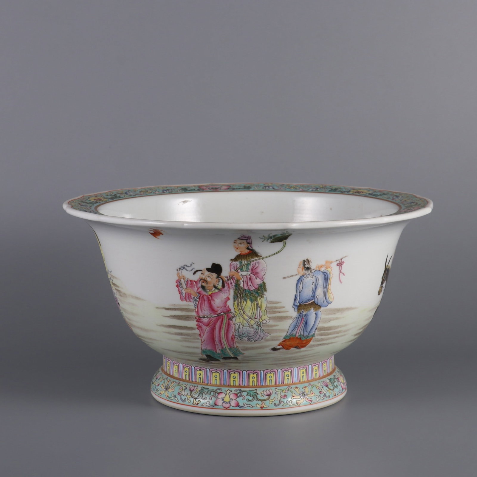 An Exquisite Famille-Rose Figure Pattern Flowerpot: An Exquisite Famille-Rose Figure Pattern Flowerpot,Qing Dynasty, China,With Mark,Size:5.3inx6.1in粉彩人物纹花盆,中国清代,带Ē