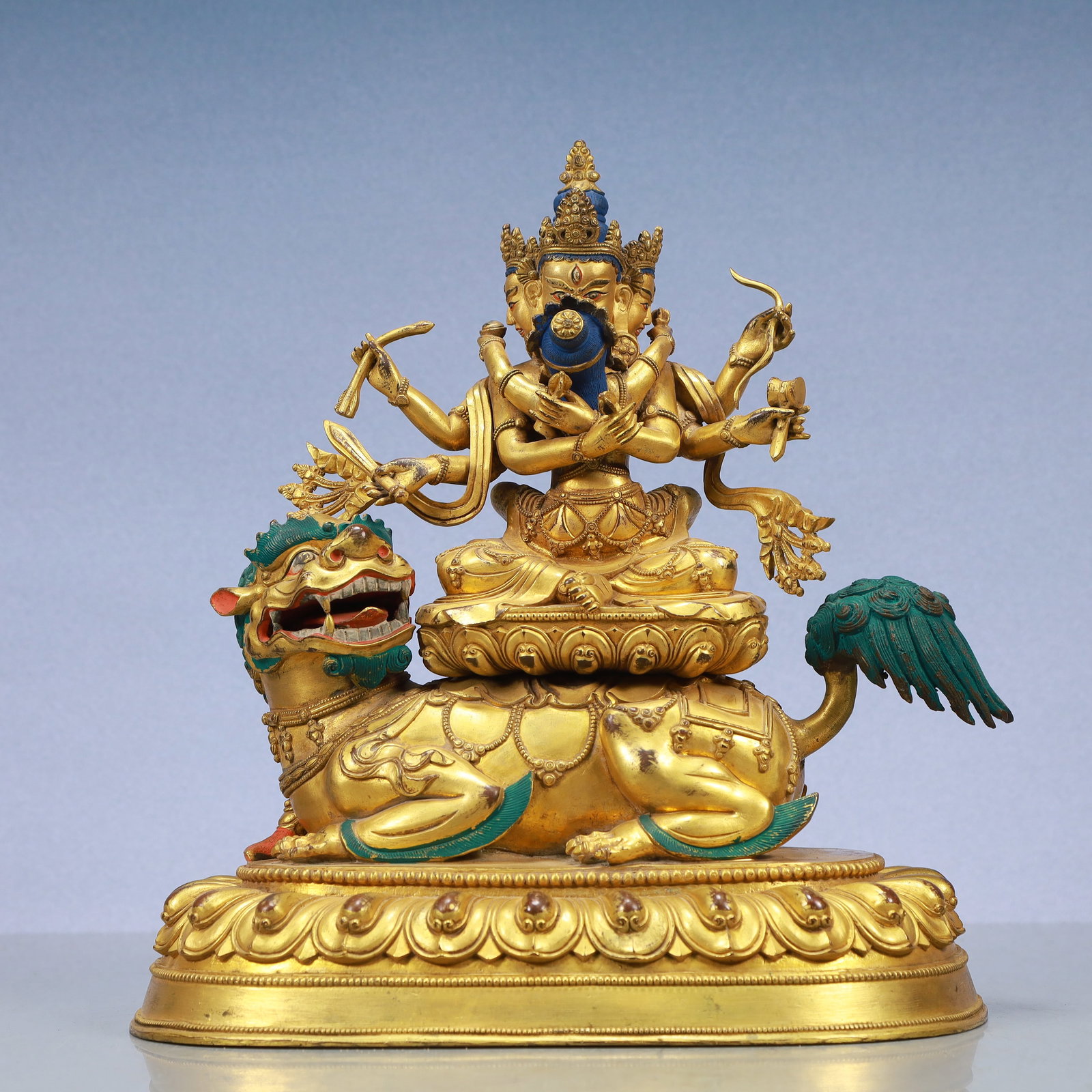 A Exquisite Gilt Bronze Buddha statue: A Exquisite Gilt Bronze Buddha statue Ming Dynasty, China Size:10.6inx7.1inx11.8in Weight:9100g铜鎏金佛像 中国明代 Size:27cmx18cmx30cm Weight:9100