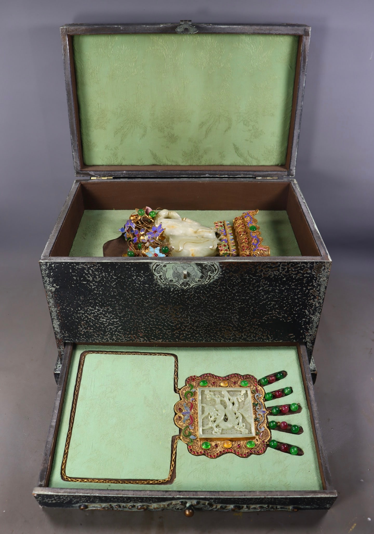 A Set of Fine Filigree and Gilding Inlaid White Jade Figure Pattern Ornaments,Inlaid Gems: A Set of Fine Filigree and Gilding Inlaid White Jade Figure Pattern Ornaments,Inlaid Gems,Qing Dynasty,China,Qianlong Four-character Mark,Size:9.4inx5.9inx3.9in,(Total)19.7in,(Pendant)0.6inx5.5inx5.3i