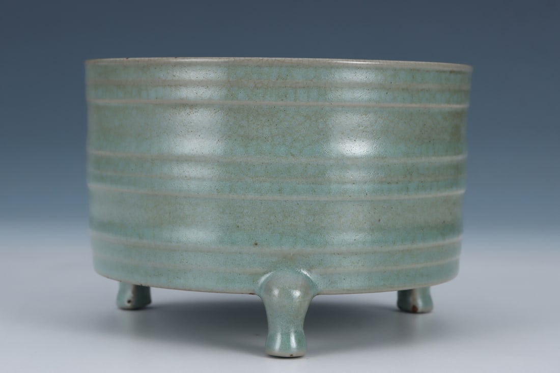 An Exquisite Ru yao Sky Blue Glazed Tripod Jar: An Exquisite Ru yao Sky Blue Glazed Tripod Jar,Song Dynasty, China,Size:3.9inx5.7in汝窑天青釉三足罐,中国宋代,Size:10cmx14.5cm