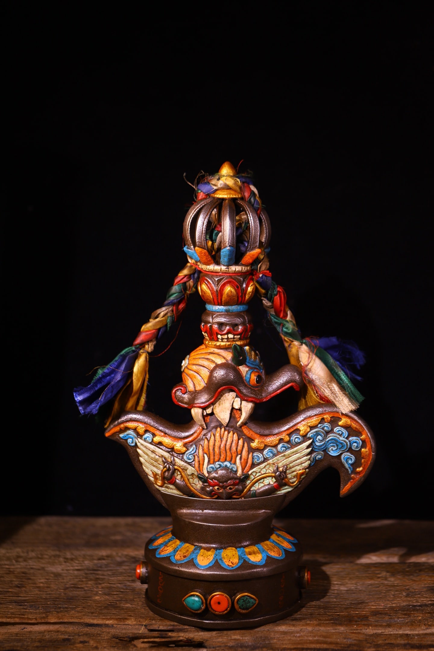 A Huge Bronze Painted Color Statue of Garu?a Pattern Vajry Pestle: A Huge Bronze Painted Color Statue of Garu?a Pattern Vajry Pestle,Qing Dynasty,China,Size:15.7inx9.8in,Weight:4800g天铁彩绘大鹏金翅鸟像ń