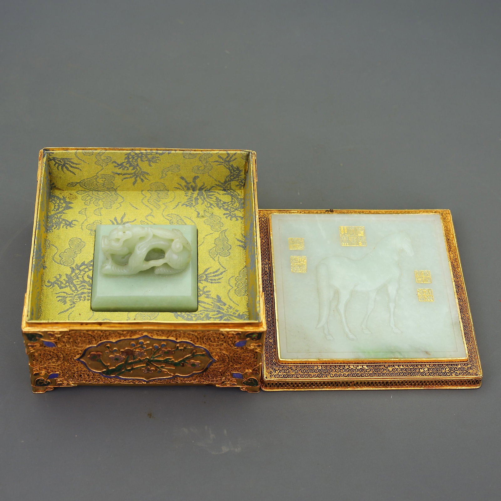 An Exquisite Filigree and Gilding Inlaid White Jade Horse Pattern Box with Cover,With White Jade (1 of 10)