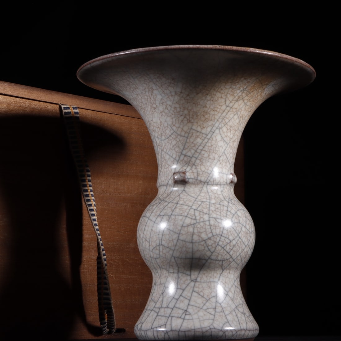 An Exquisite Ge yao Vase: An Exquisite Ge yao Vase,Song Dynasty,China,Size:6.3inx5.7in哥窑瓶,中国宋代,Size:16cmx14.4cm