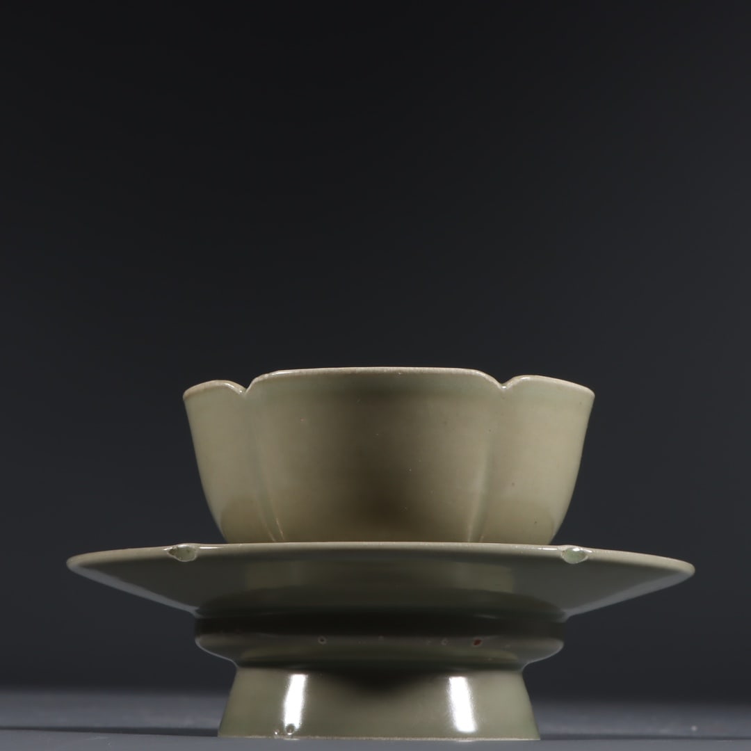 An Exquisite Celadon Cup,With Tray (1 of 9)