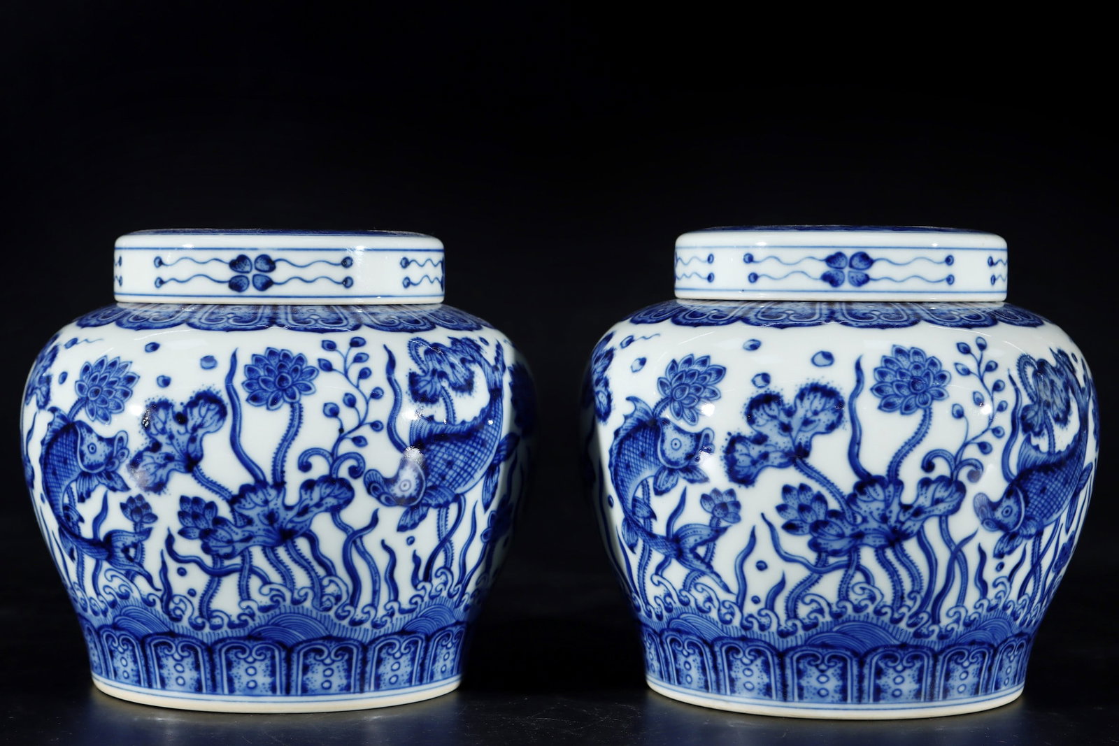 A Pair of Exquisite Blue and White Hornwort Pattern Tea Caddys: A Pair of Exquisite Blue and White Hornwort Pattern Tea Caddys,Qing Dynasty, China,Qianlong Six-character Mark,Size:5.4inx5.9inx3.3in一对青花鱼藻纹茶