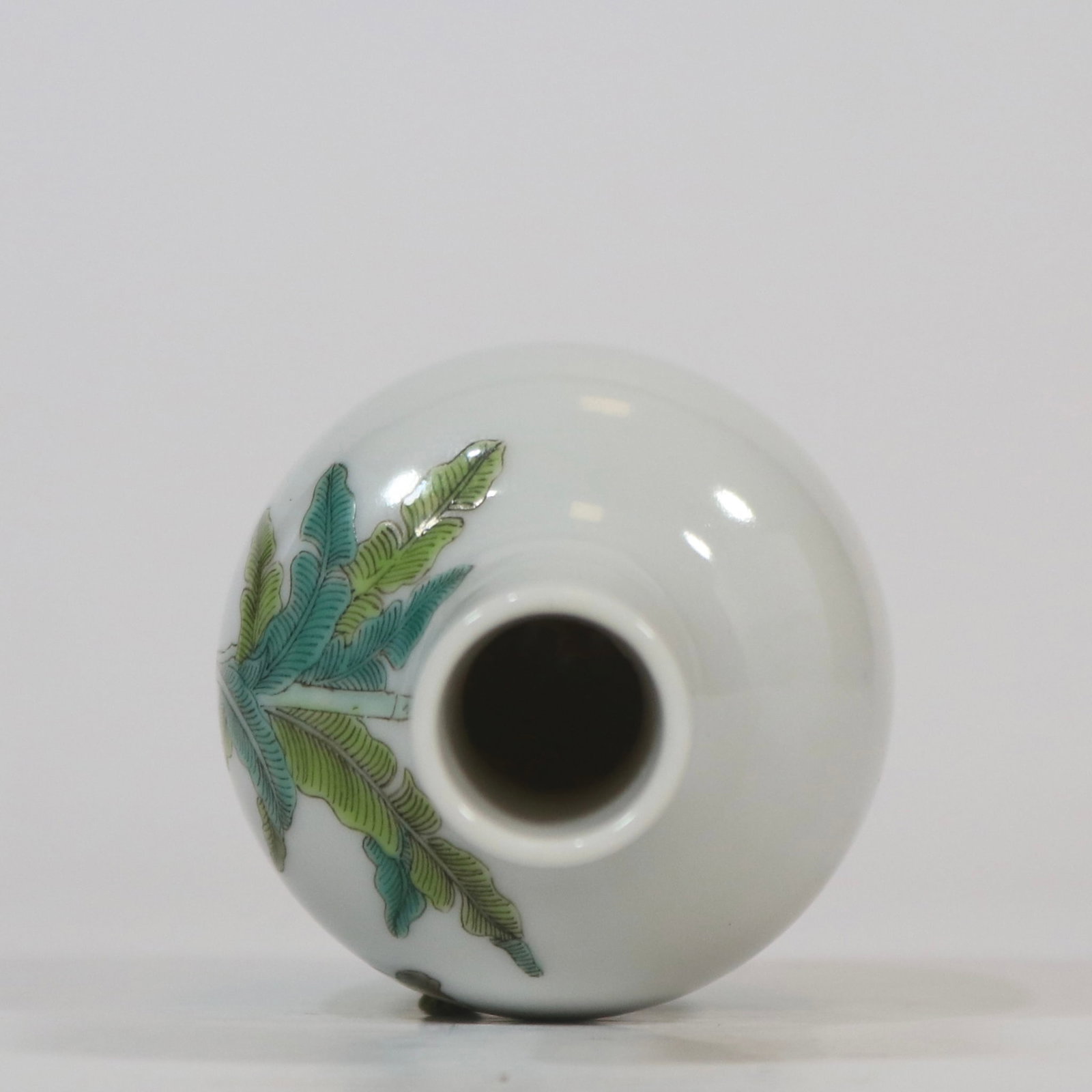 An Exquisite Wucai Figure Pattern Vase - 5