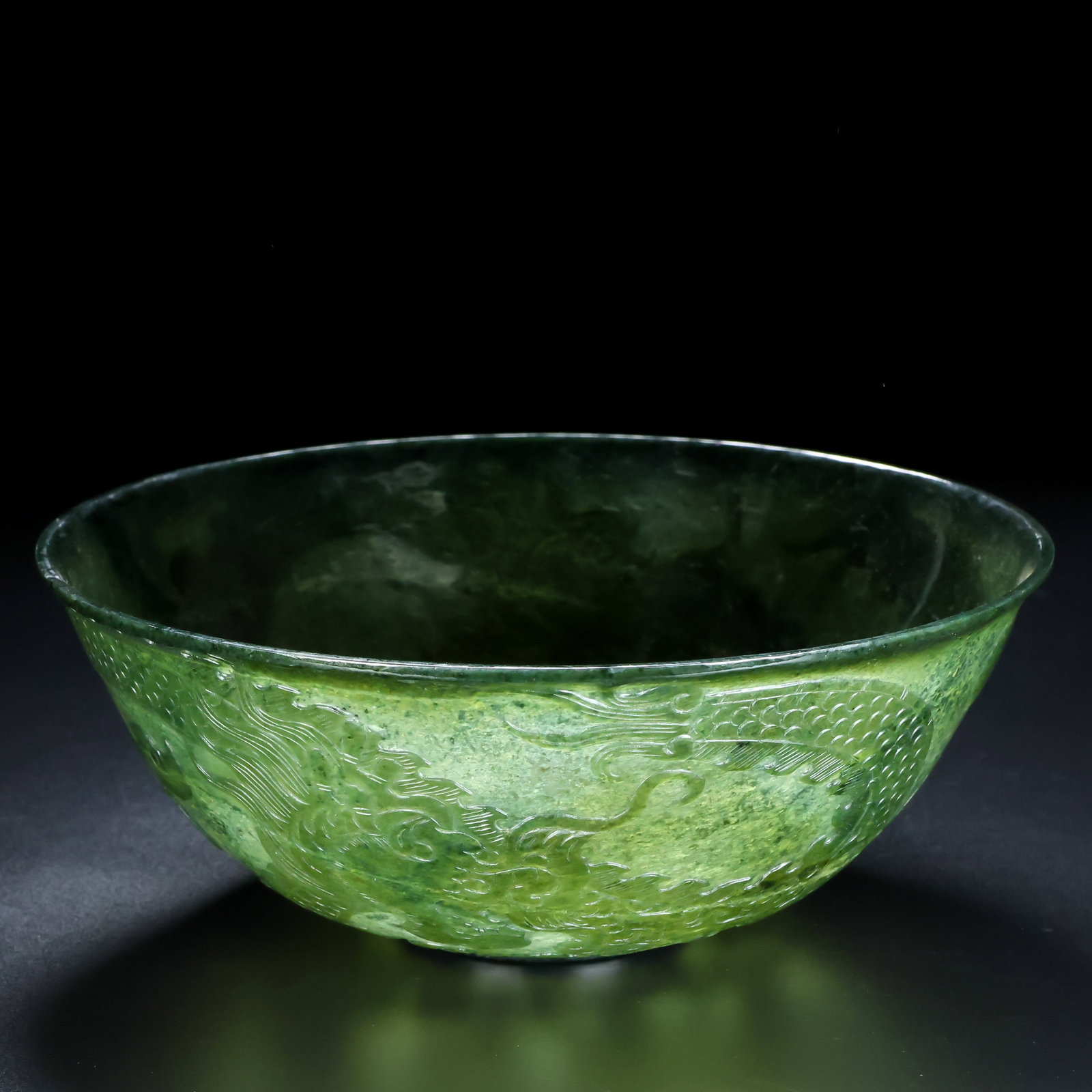 An Exquisite Jasper Dragon Pattern Bowl: An Exquisite Jasper Dragon Pattern Bowl,Qing Dynasty,China,Size:7.9inx3.5in,Weight:233g碧玉龙纹碗,中国清代,Size:20cmx9cm,Weight:233g