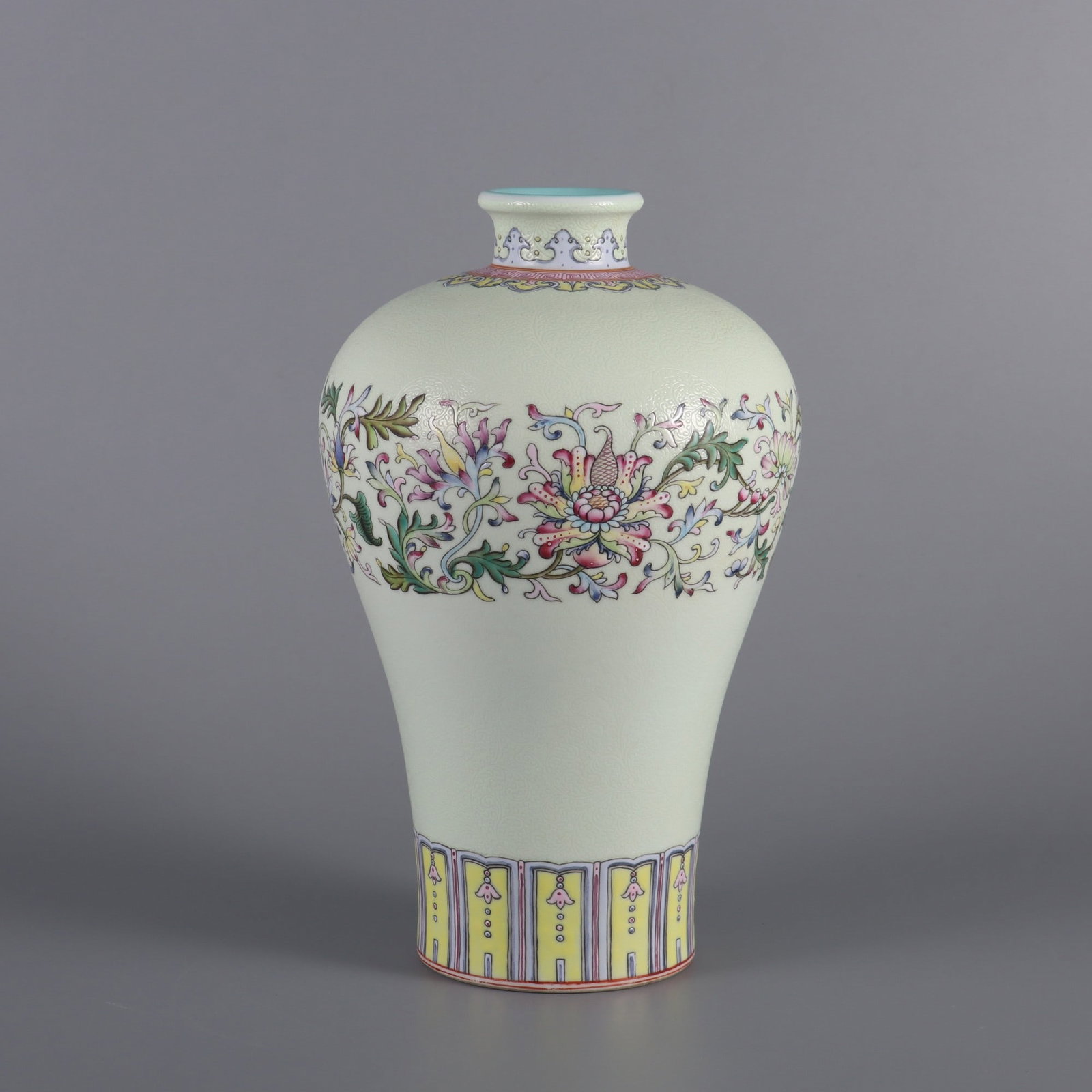 An Exquisite Green Ground Famille-Rose Lotus Pattern Vase: An Exquisite Green Ground Famille-Rose Lotus Pattern Vase,Qing Dynasty, China,Qianlong Four-character Mark,Size:8.9inx5.1inx1.8in绿地粉彩缠枝莲纹瓶