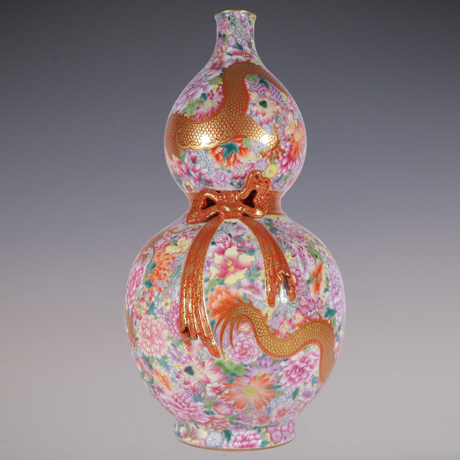 A Huge Famille-Rose Painted Gold Flower and Dragon Pattern Gourd-Shaped Vase: A Huge Famille-Rose Painted Gold Flower and Dragon Pattern Gourd-Shaped Vase,Qing Dynasty, China,Qianlong Four-character Mark,Size:18.5inx9.4in粉彩描金花卉龙&