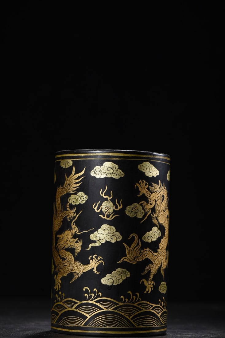 An Exquisite Wooden Painted Gold Lacquerware Seawater Auspicious Cloud and Dragon Pattern Brush Pot: An Exquisite Wooden Painted Gold Lacquerware Seawater Auspicious Cloud and Dragon Pattern Brush Pot,Qing Dynasty,China,Size:5.5inx3.5in,Weight:355g木胎描金漆器Ę