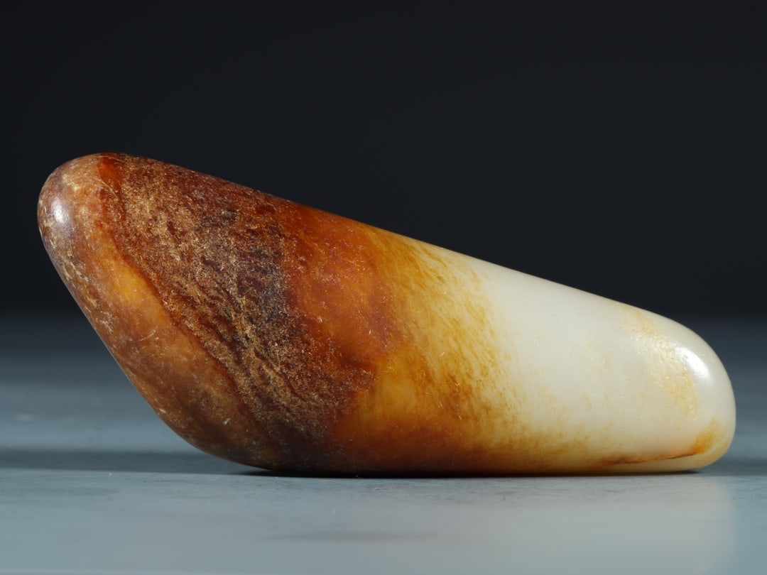 An Exquisite White Jade Ornament: An Exquisite White Jade Ornament,Qing Dynasty,China,Size:5.1inx1.9inx1.1in,Weight:316g白玉摆件,中国清代,Size:13cmx4.8cmx2.9cm,Weight:316g