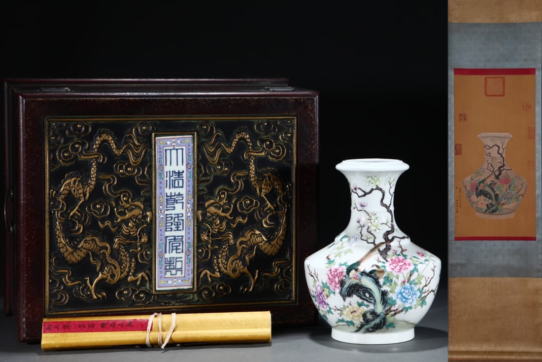 An Exquisite Famille-Rose Painted Gold Flower and Bird Pattern Vase,With Poem,With Vertical Scroll: An Exquisite Famille-Rose Painted Gold Flower and Bird Pattern Vase,With Poem,With Vertical Scroll Painting on Silk,Qing Dynasty, China,Qianlong Six-character Mark,Size:11.6inx8.9in,(Without frame)24.