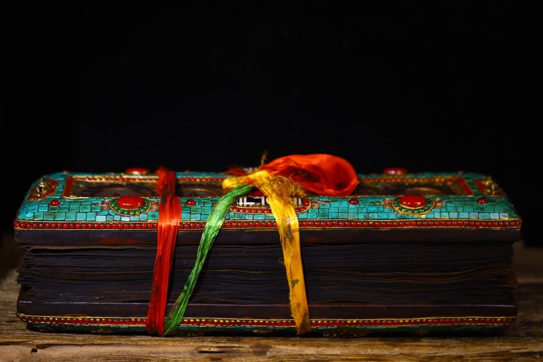 A Huge Wooden Inlaid Dzi Bead and Turquoise Ornament,With Scriptures: A Huge Wooden Inlaid Dzi Bead and Turquoise Ornament,With Scriptures,Qing Dynasty,China,Size:17.3inx5.9in,Weight:4000g木胎镶天珠和绿松石摆&#