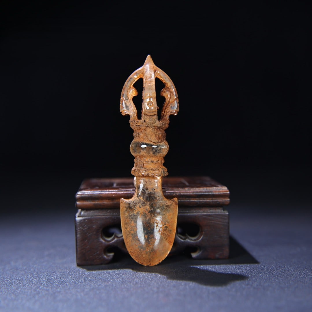 An Exquisite Crystal Vajry Pestle: An Exquisite Crystal Vajry Pestle,Qing Dynasty,China,Size:4.2inx1.2inx1.1in,Weight:50g水晶金刚杵,中国清代,Size:10.6cmx3cmx2.9cm,Weight:50g