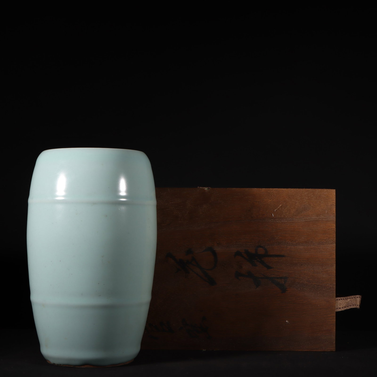 An Exquisite Guan yao Celadon Glazed Floral Frog: An Exquisite Guan yao Celadon Glazed Floral Frog,Song Dynasty,China,Size:8.3inx5.1in官窑粉青釉花插,中国宋代,Size:21.2cmx13cm