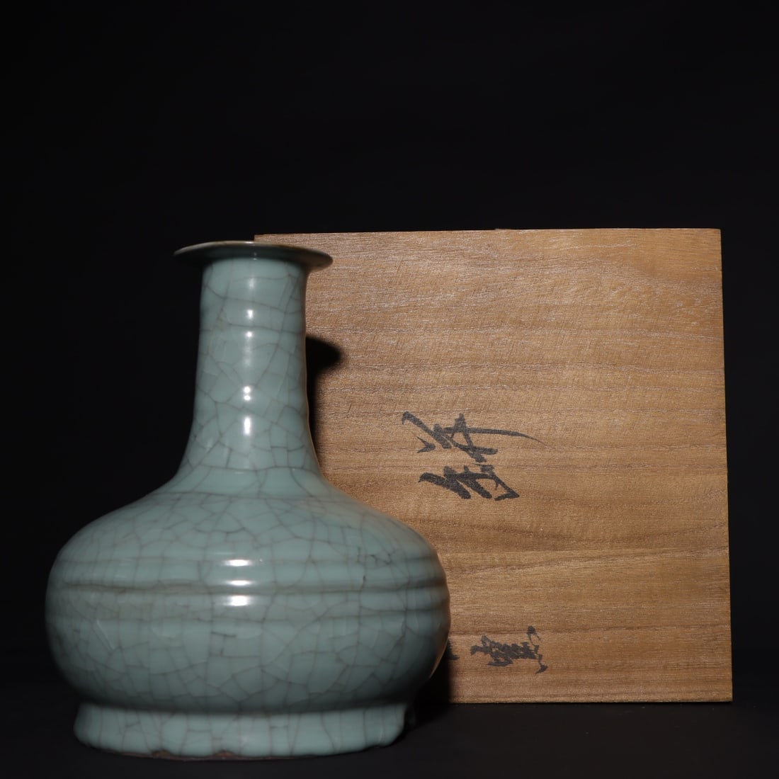 An Exquisite Guan yao Celadon Glazed Vase: An Exquisite Guan yao Celadon Glazed Vase,Song Dynasty,China,Size:7.9inx6.7in官窑青釉瓶,中国宋代,Size:20cmx17cm