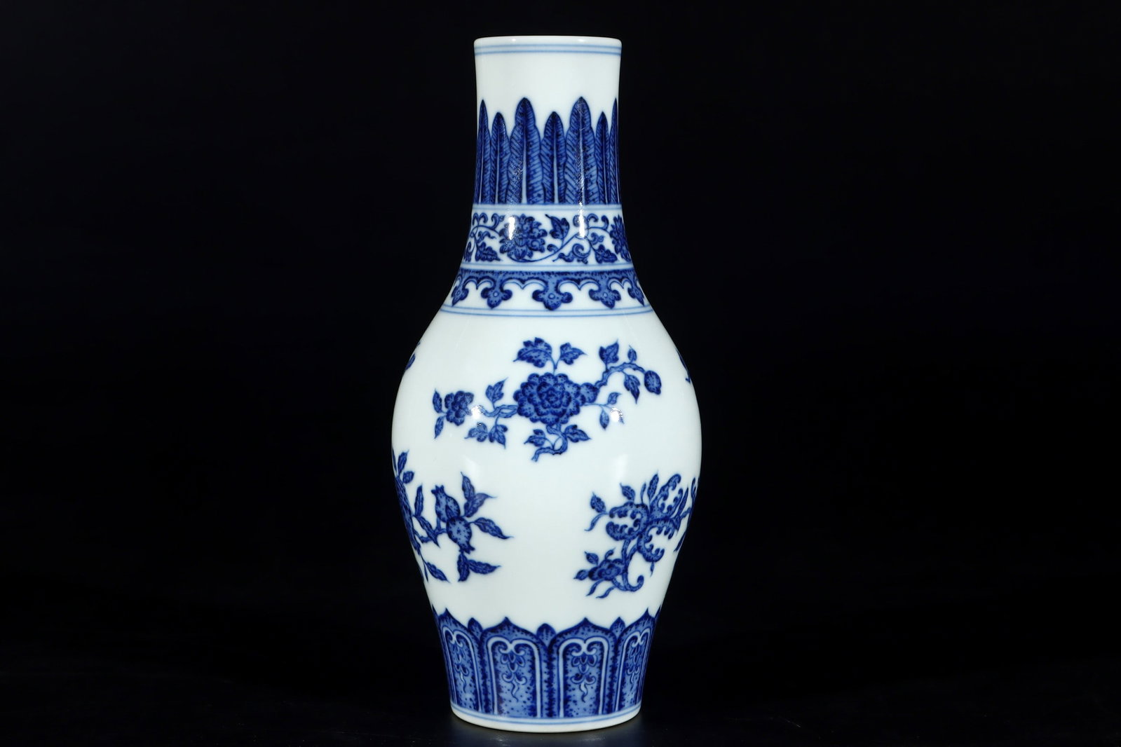 An Exquisite Blue and White Flower and Fruit Pattern Vase: An Exquisite Blue and White Flower and Fruit Pattern Vase,Qing Dynasty, China,Qianlong Six-character Mark,Size:7.1inx3.3in青花花果纹瓶,中国清É