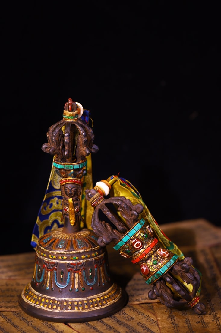 A Set of Fine Bronze Inlaid Gems and Dzi Bead Painted Color Ornaments: A Set of Fine Bronze Inlaid Gems and Dzi Bead Painted Color Ornaments,Qing Dynasty,China,Size:(Ghanta)8.7inx4.3in,7.1inx2.4in,Weight:1700g一套铜镶宝石和࣪