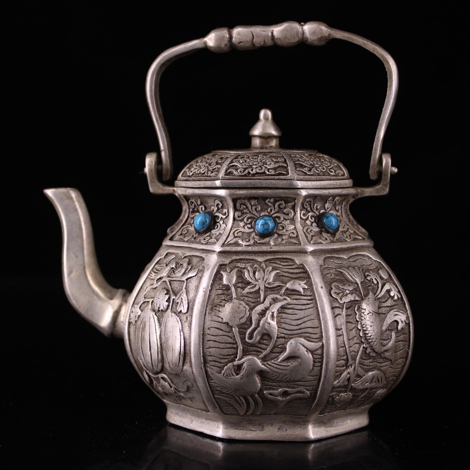 An Exquisite Silver-Gilt Bronze Flower and Bird Pattern Flagon,Inlaid Gems: An Exquisite Silver-Gilt Bronze Flower and Bird Pattern Flagon,Inlaid Gems,Qing Dynasty,China,With Mark,Size:4.3inx4.7in,Weight:450g铜鎏银花鸟纹酒壶A