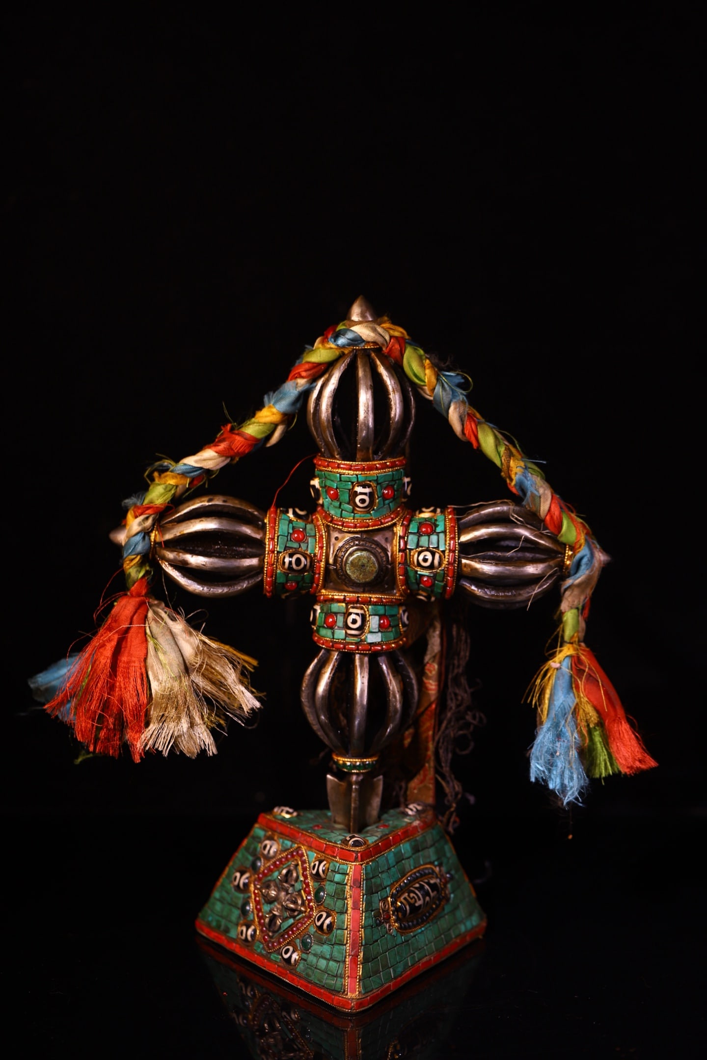 A Rare Bronze Inlaid Dzi Bead and Turquoise Vajry Pestle: A Rare Bronze Inlaid Dzi Bead and Turquoise Vajry Pestle,Qing Dynasty,China,Size:12.6inx9.4in,Weight:2600g天铁镶天珠和绿松石金刚੘