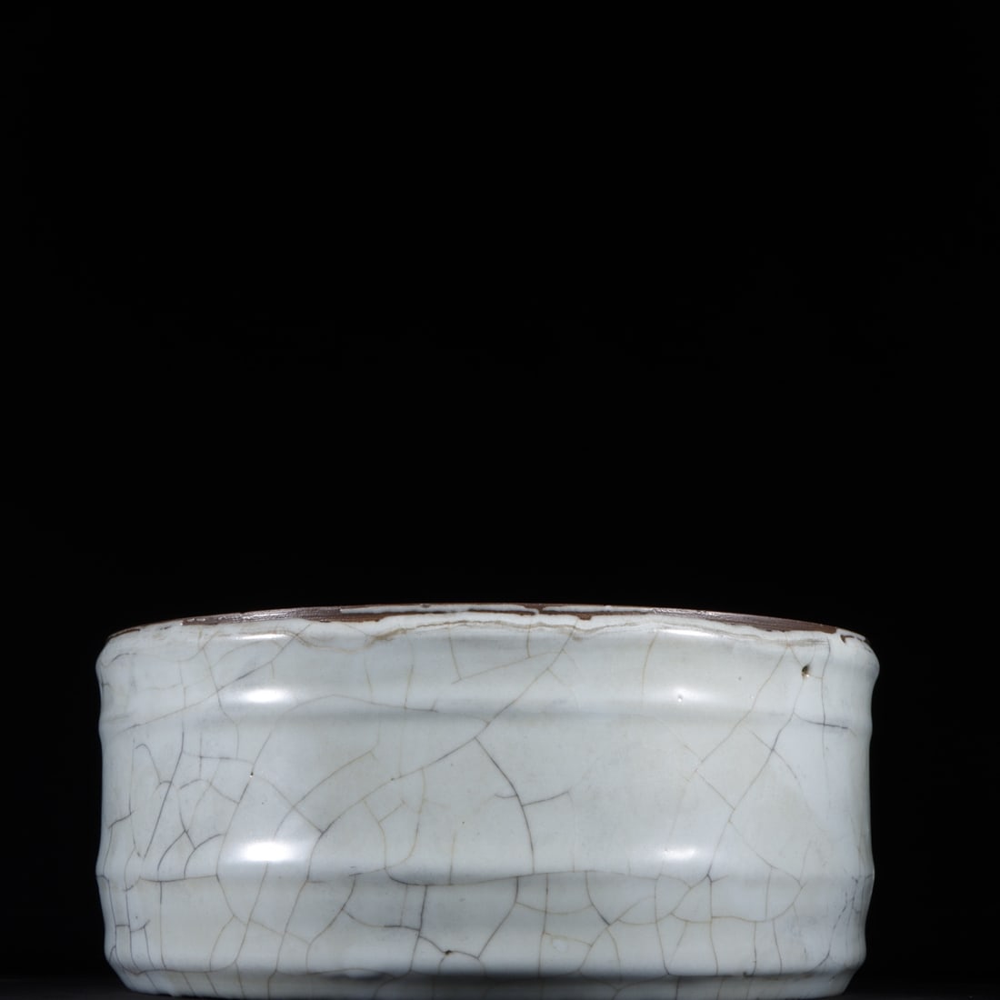 An Exquisite Guan yao White Glazed Brush Washer: An Exquisite Guan yao White Glazed Brush Washer,Song Dynasty,China,Size:3.3inx7.5in官窑白釉笔洗,中国宋代,Size:8.5cmx19cm