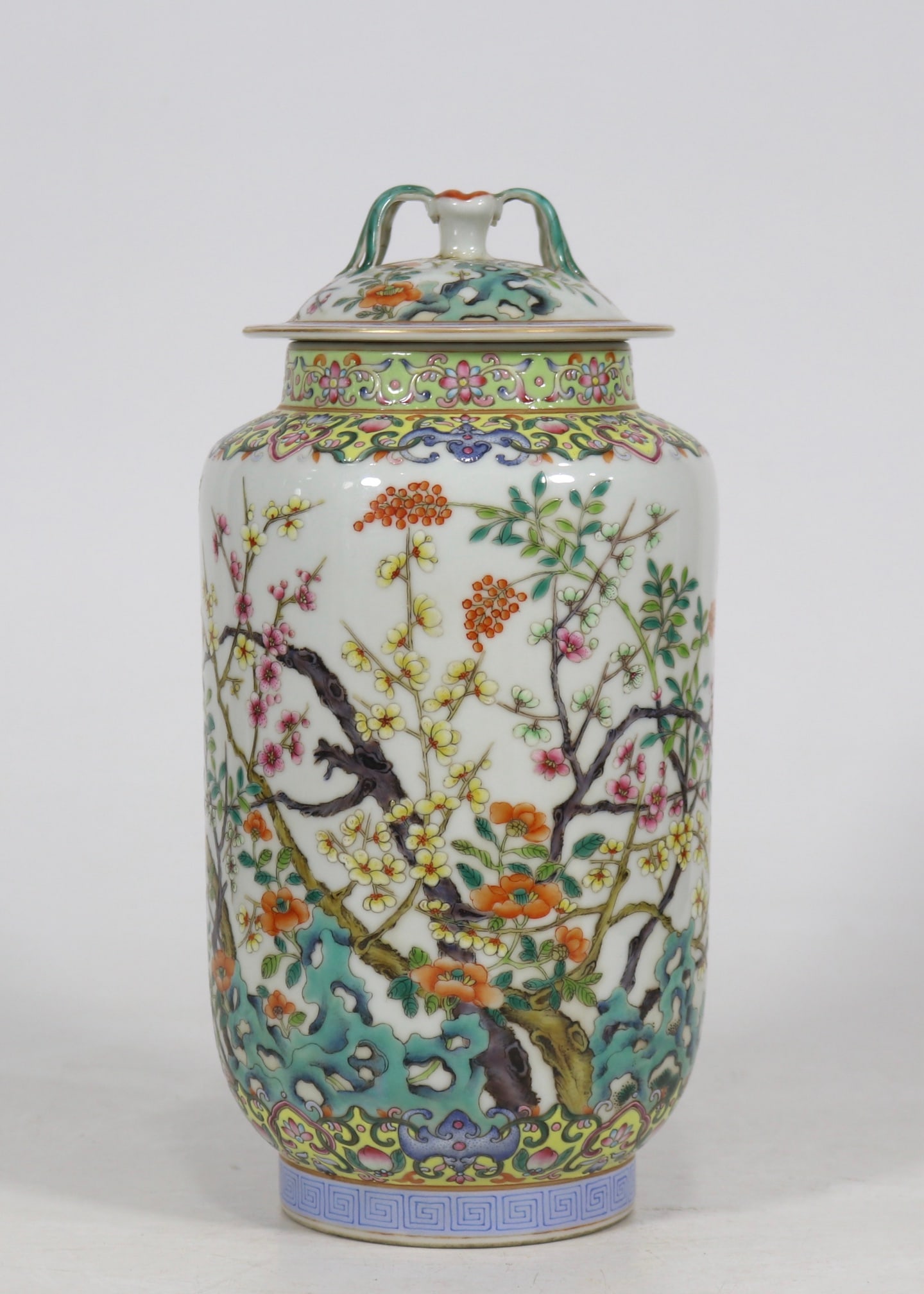 An Exquisite Famille-Rose Flower Pattern Jar with Cover: An Exquisite Famille-Rose Flower Pattern Jar with Cover,Qing Dynasty, China,Qianlong Six-character