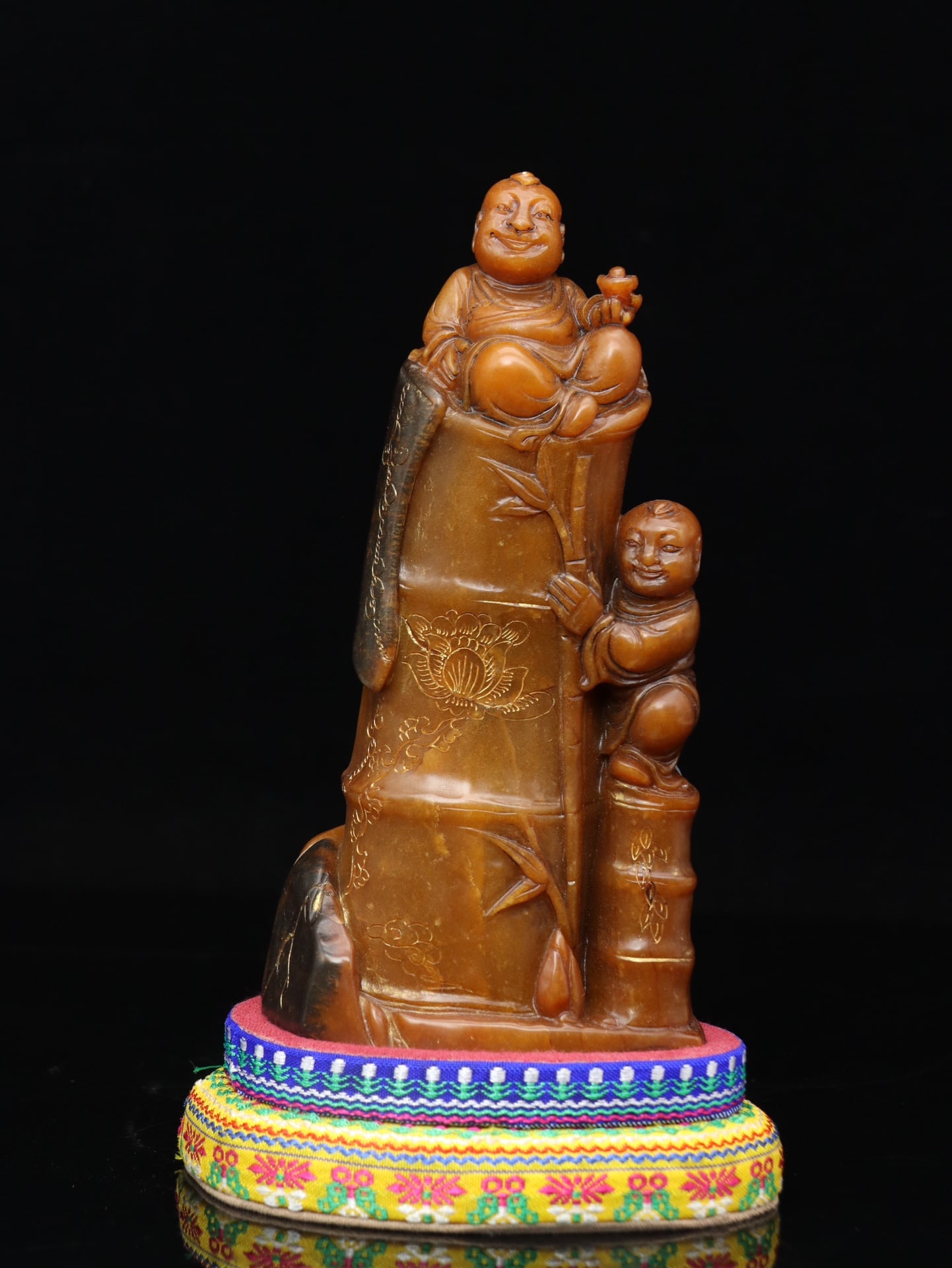 An Exquisite Tianhuang Stone Figure Pattern Seal: An Exquisite Tianhuang Stone Figure Pattern Seal,Qing Dynasty, China,Shixiang Mark,Size:8.3inx4.7inx3.1in,Weight:946g田黄石人物纹印章,中国&#