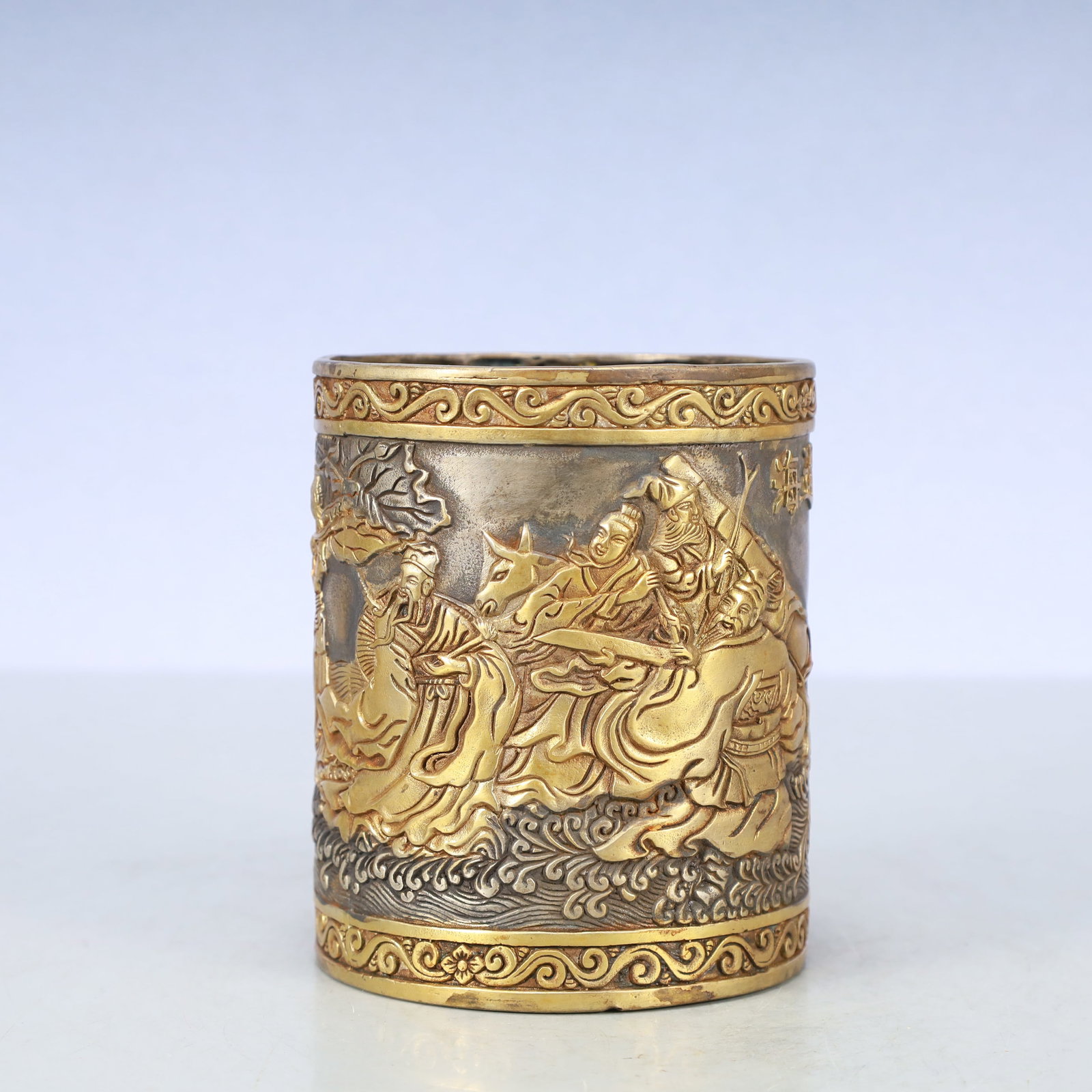 A Exquisite Gilt Silver Character and Story Pattern Brush Pot: A Exquisite Gilt Silver Character and Story Pattern Brush Pot Qing Dynasty, China Qianlong Four-character Mark Size:4.1inx5.1in Weight:800g银鎏金人物故事ń