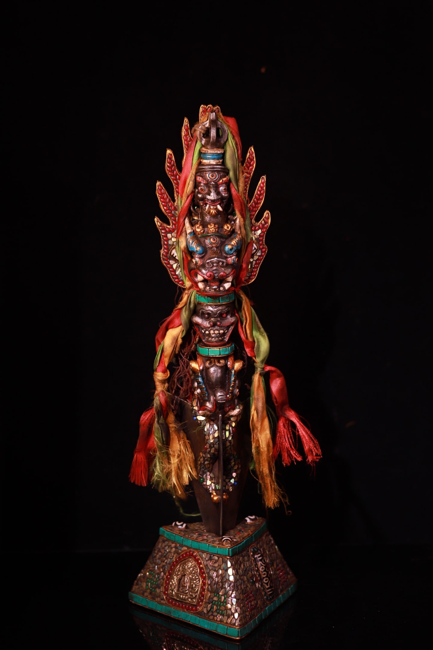 A Huge Bronze Inlaid Dzi Bead and Gems Painted Color Vajry Pestle: A Huge Bronze Inlaid Dzi Bead and Gems Painted Color Vajry Pestle,Qing Dynasty,China,Size:18.1inx6.3in,Weight:3000g天铁镶天珠和宝石彩绘ŵ