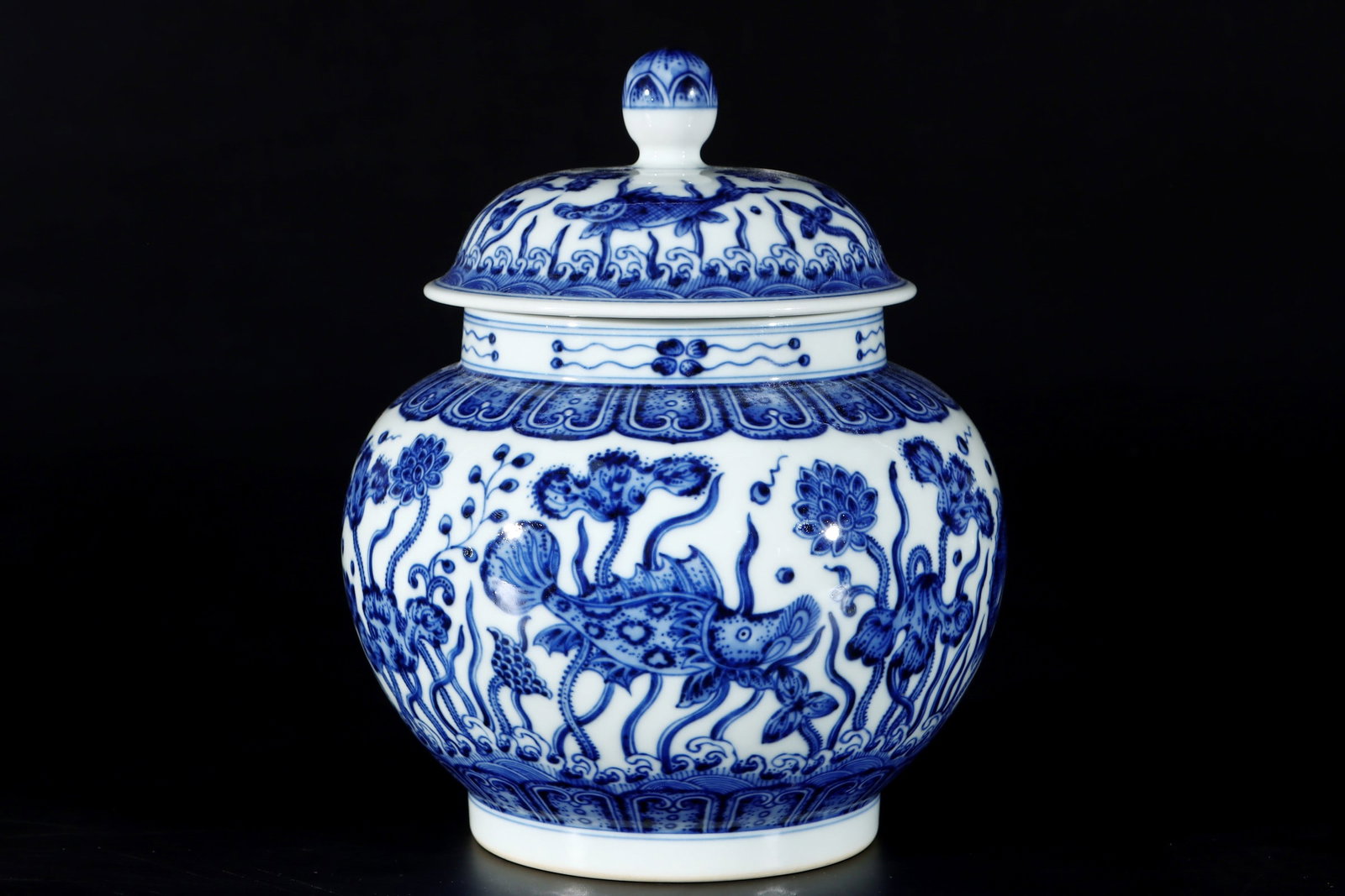An Exquisite Blue and White Hornwort Pattern Cover Jar?: An Exquisite Blue and White Hornwort Pattern Cover Jar?,Qing Dynasty, China,Yongzheng Six-character Mark,Size:7.9inx6.2in青花鱼藻纹盖罐‌,中国