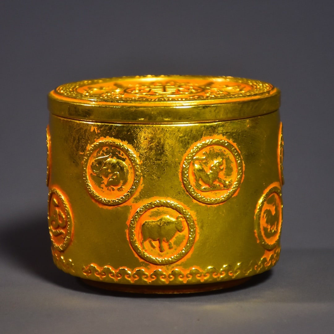 An Exquisite Gilt Bronze the Twelve Chinese Zodiac Signs Bats and Peach Pattern Jar with Cover: An Exquisite Gilt Bronze the Twelve Chinese Zodiac Signs Bats and Peach Pattern Jar with Cover,Qing Dynasty,China,Size:2.6inx3.1in,Weight:683g铜鎏金十二生肖&#