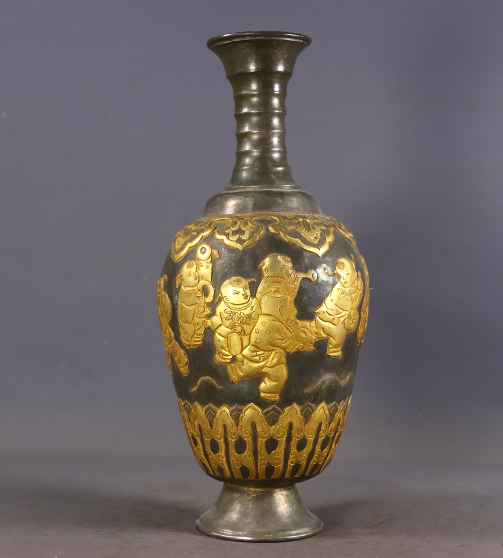 An Exquisite Gilt Bronze Figure Pattern Vase: An Exquisite Gilt Bronze Figure Pattern Vase,Tang Dynasty,China,Zhenguan Four-character Mark,Size:10.6inx4.1in,Weight:638g铜鎏金人物纹瓶，中ࢲ