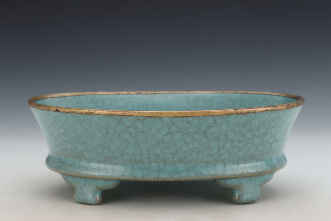An Exquisite Ru yao Sky Blue Glazed Cover with Gold Four Legs Basin,With an Imperial Poem by Emperor: An Exquisite Ru yao Sky Blue Glazed Cover with Gold Four Legs Basin,With an Imperial Poem by Emperor Qianlong,Song Dynasty, China,Size:3.1inx8.9in汝窑天蓝釉金ࡣ